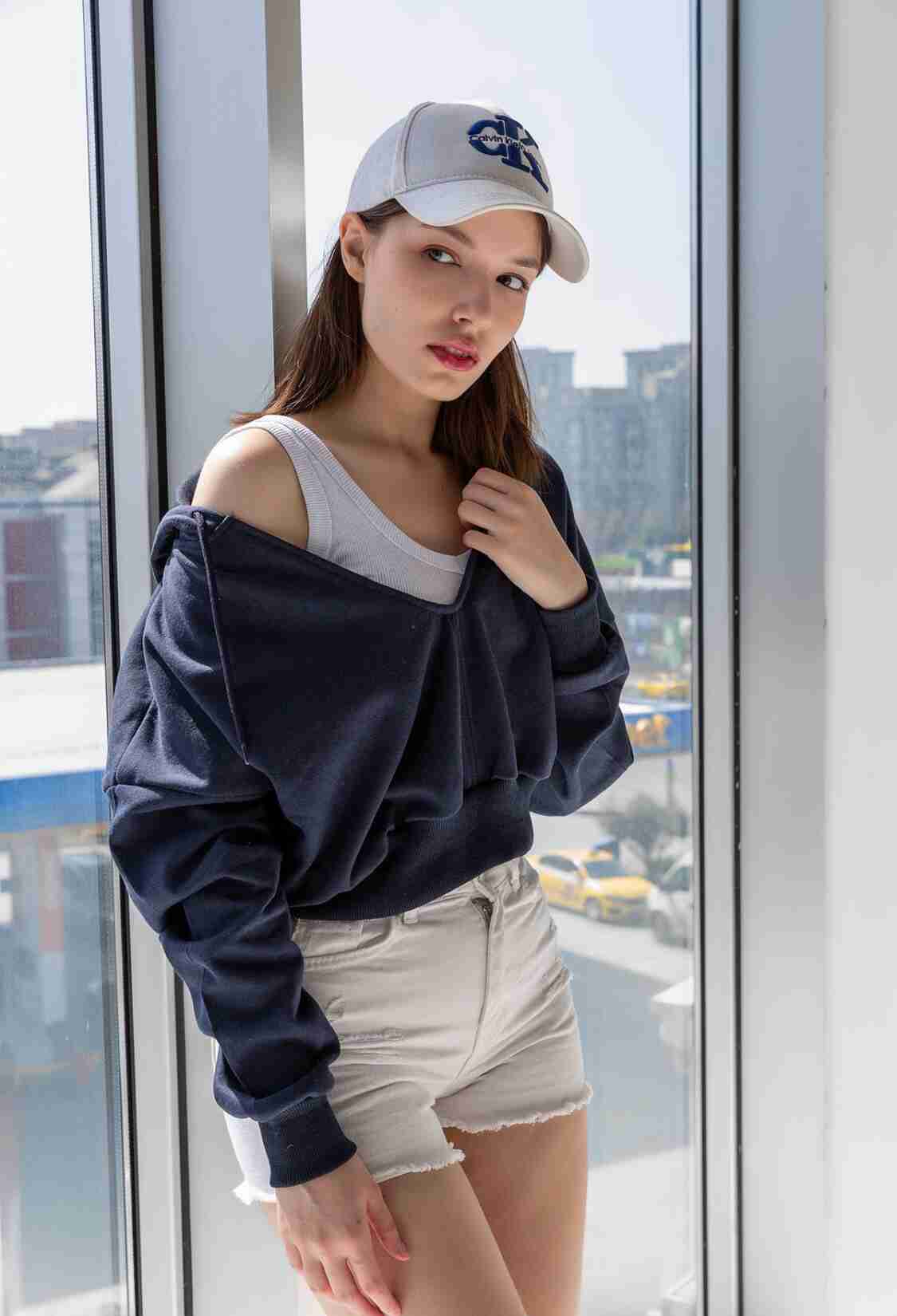 Hooded V-Neck Crop Thick Inside Fleece Knitted Sweatshirt - Brand: la & vetta - Women & Kids, Baby Clothes Wholesale - TheBS Women