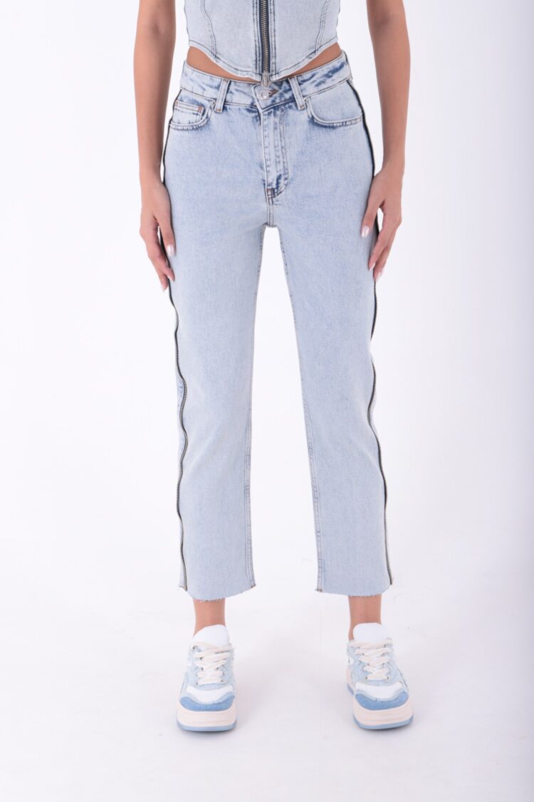 Side And Back Pocket Stripe Zippered Jeans - Producer: XLove - Wholesale Women Clothes - TheBS Women